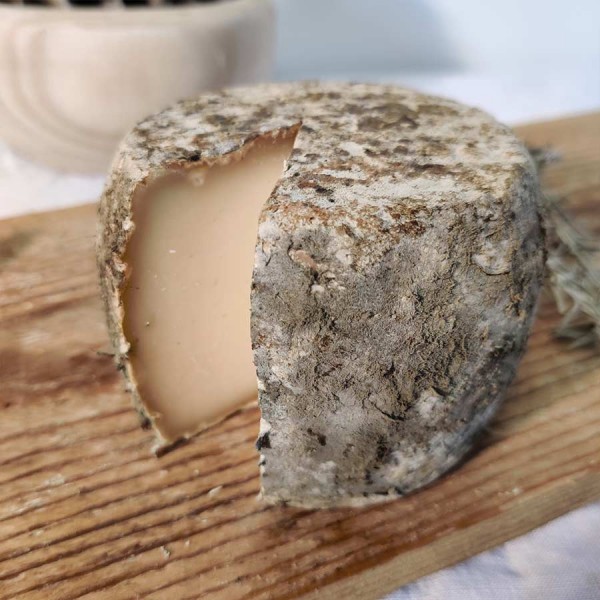 Tomme(tte) de brebis fermière